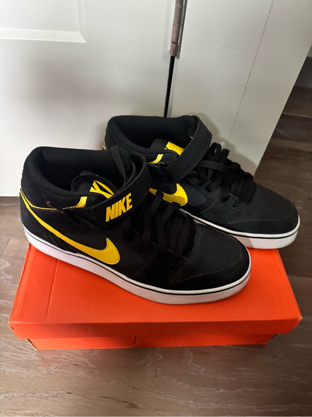 Nike Men’s Mid-Top Sneakers - Black & Yellow